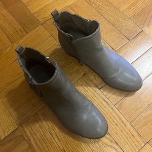 Unisa greyish brown booties. gently worn. size 7.5.